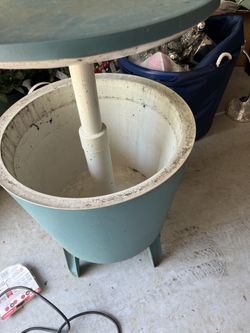 Outdoor table/cooler great shape