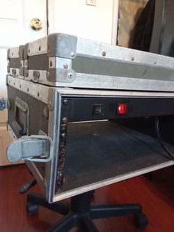 Racka de 3 espacios  con conexion / 3 spaces  rack with power outlets