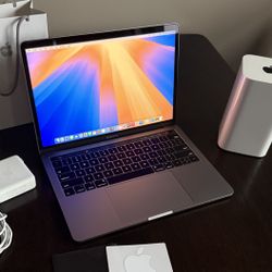Apple MacBook Pro Laptop Computer Bundle Very Slim And Sleek Lots Of Extras LOOK