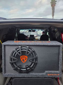 Two 12" Subwoofers with amplifier each. Like NEW.  Both Rockville.    Hablo Español se vende bosinas