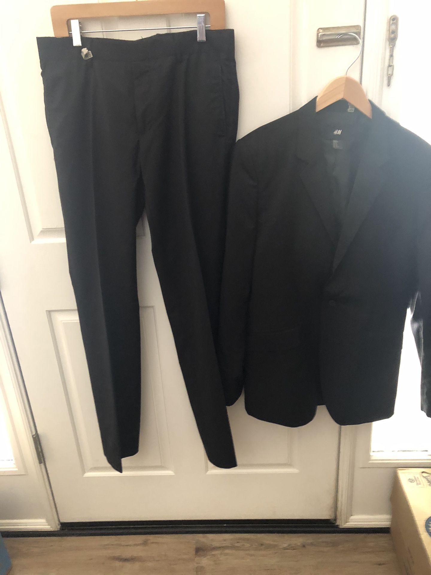 Men’s Black H&M Lightweight Suit 40R