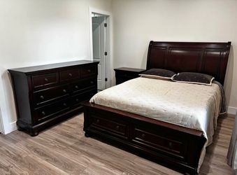 Queen bedroom set Ashley furniture