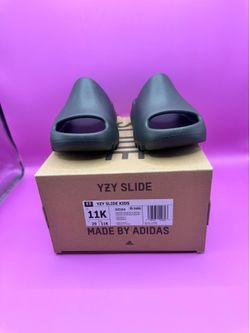 * Adidas Yeezy Slide Dark Onyx $90 11K