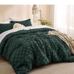 Bedsure Queen Comforter Set - Forest Green Comforter, Boho Tufted Shabby Chic Bedding for Kids, 3 Pieces Vintage Farmhouse Bed Set for All Seasons, Fl