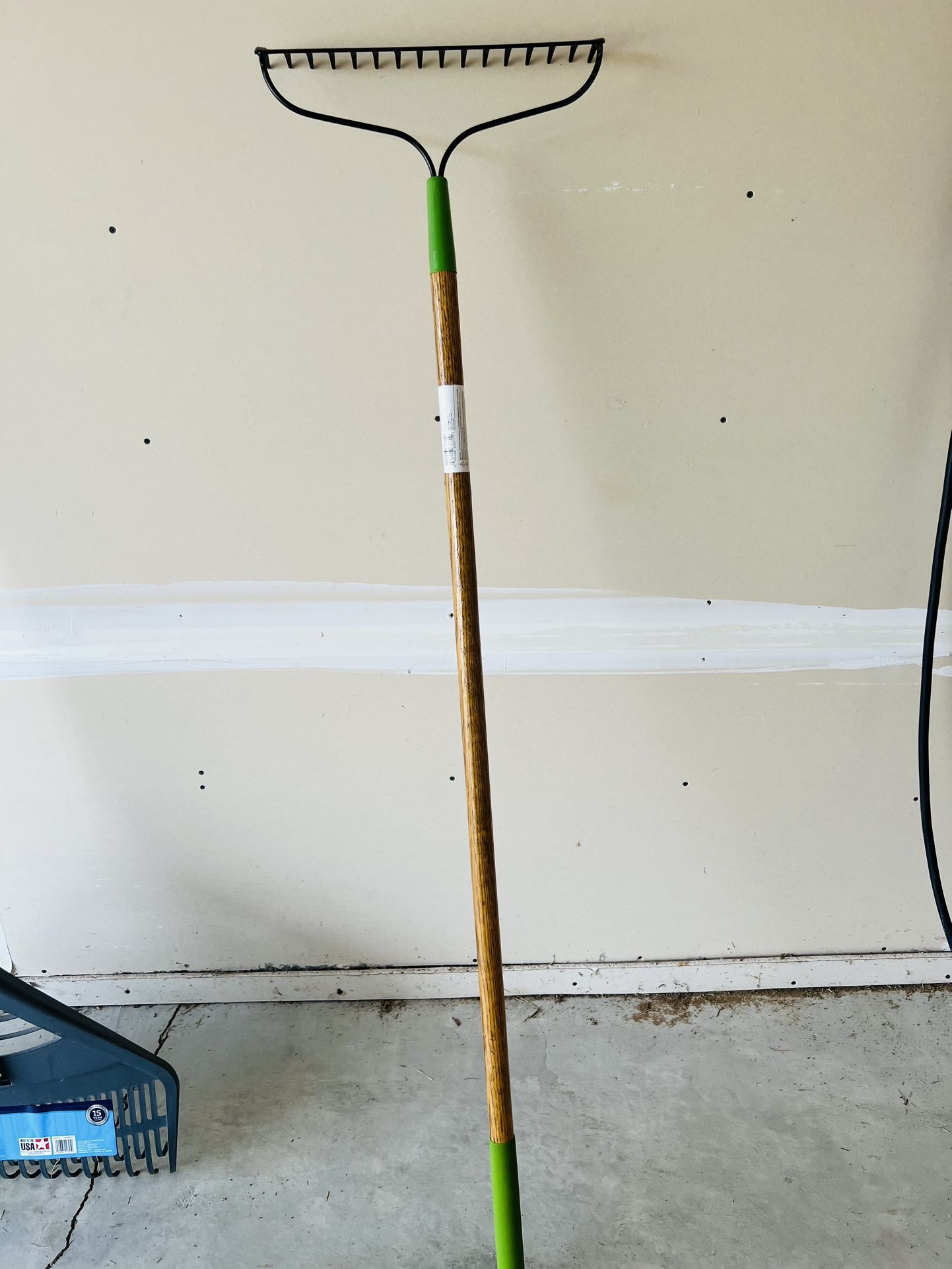 Anvil 47" Wood-Handle Garden Bow Rake – 14 Tines