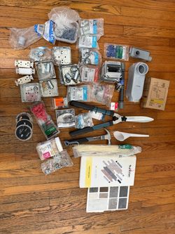 Lote de artículos de electricidad, artículos mixtos - Mixed Electrical Supplies and Hardware Lot