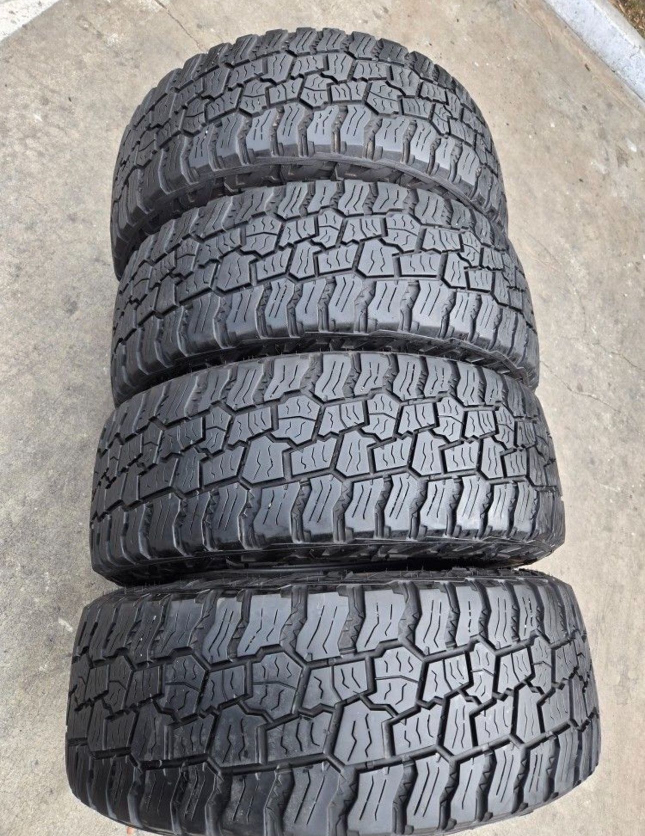 37X12.50/R20 Mikey Thompson con 80% de vida las 4 They all have 80% of their life remaining.