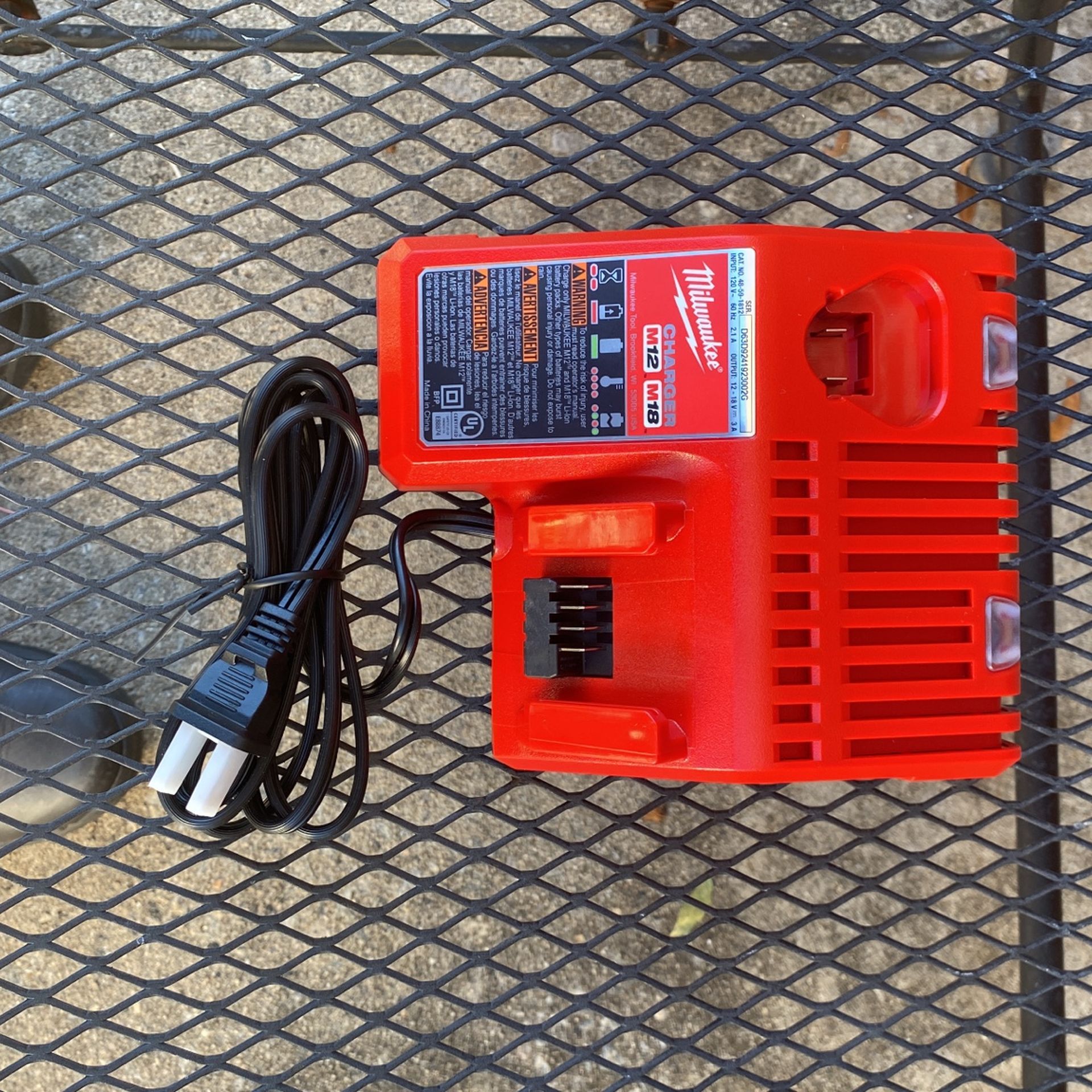 Milwaukee M12M18 Charger