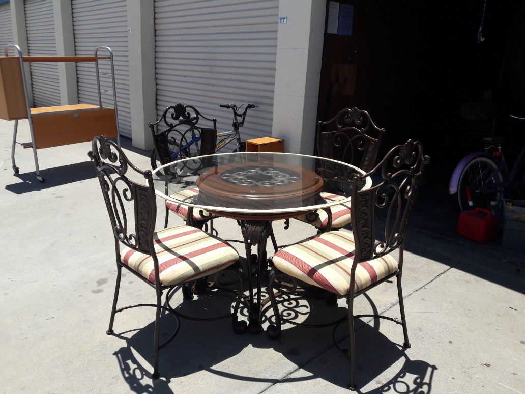 Dining table 4 metal chairs glass 4x4 ft. Good condition..Comedor 4 sillas .