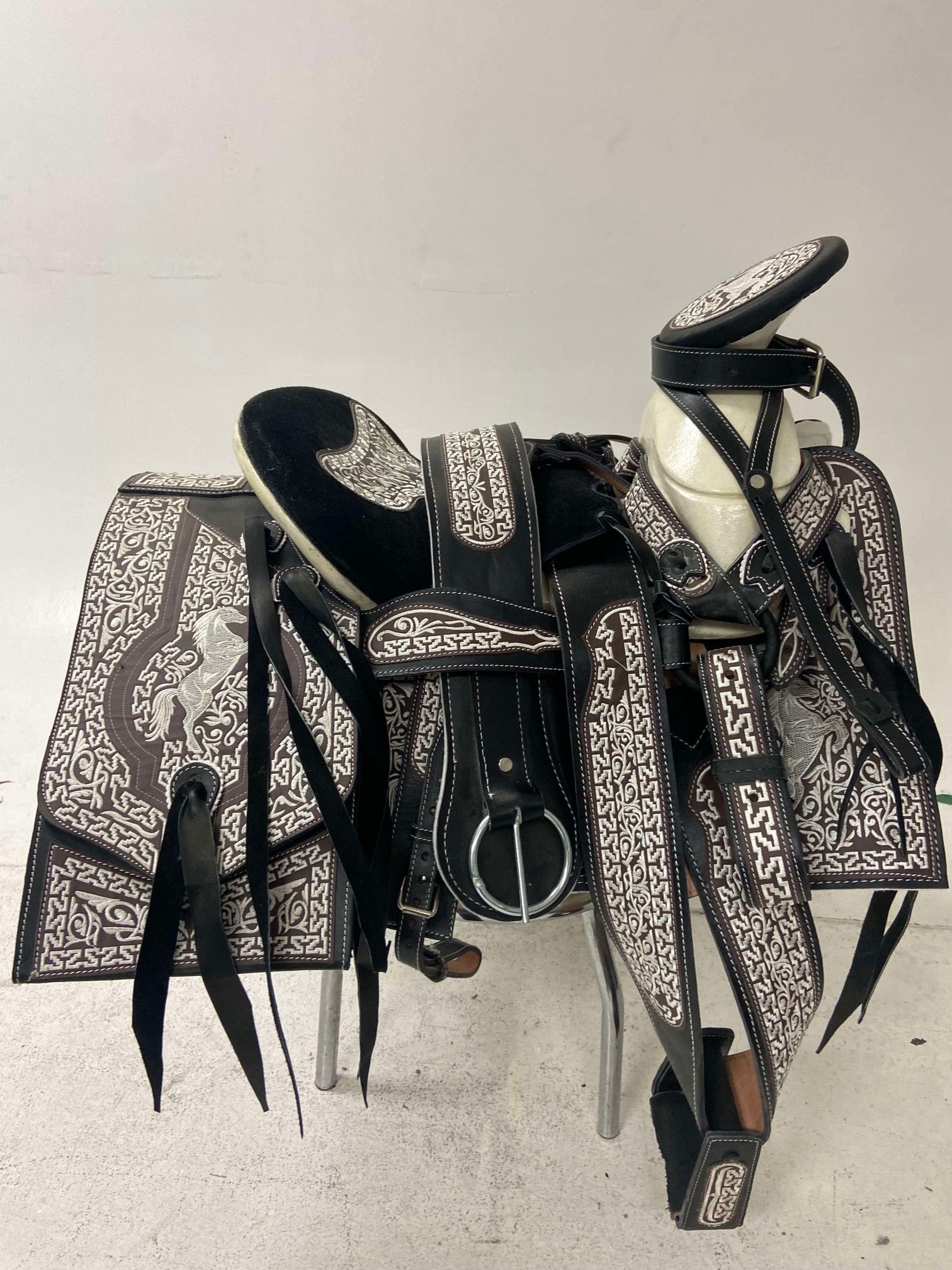 Montura charra bordada con cantinas Cuadradas