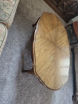Traditional Wood Coffee Table – Good Condit
