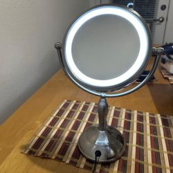 MirrorMore Illuminated Magnifying mirror