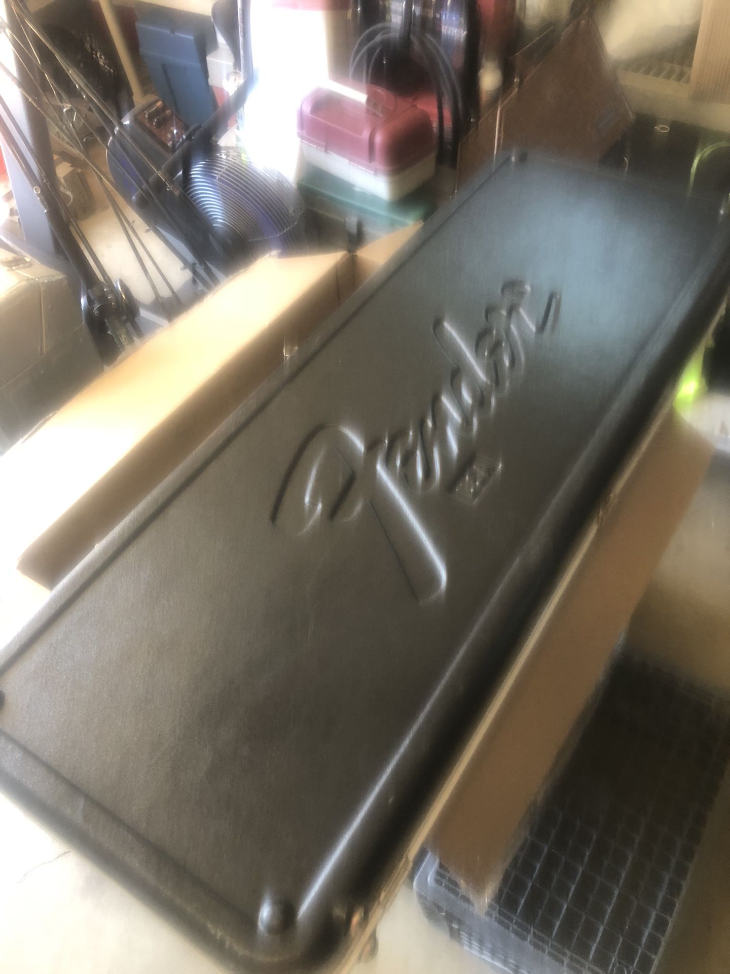 Fender USA blowmolded hard case for a Stratocaster. Overall in good condition but needs a little help.