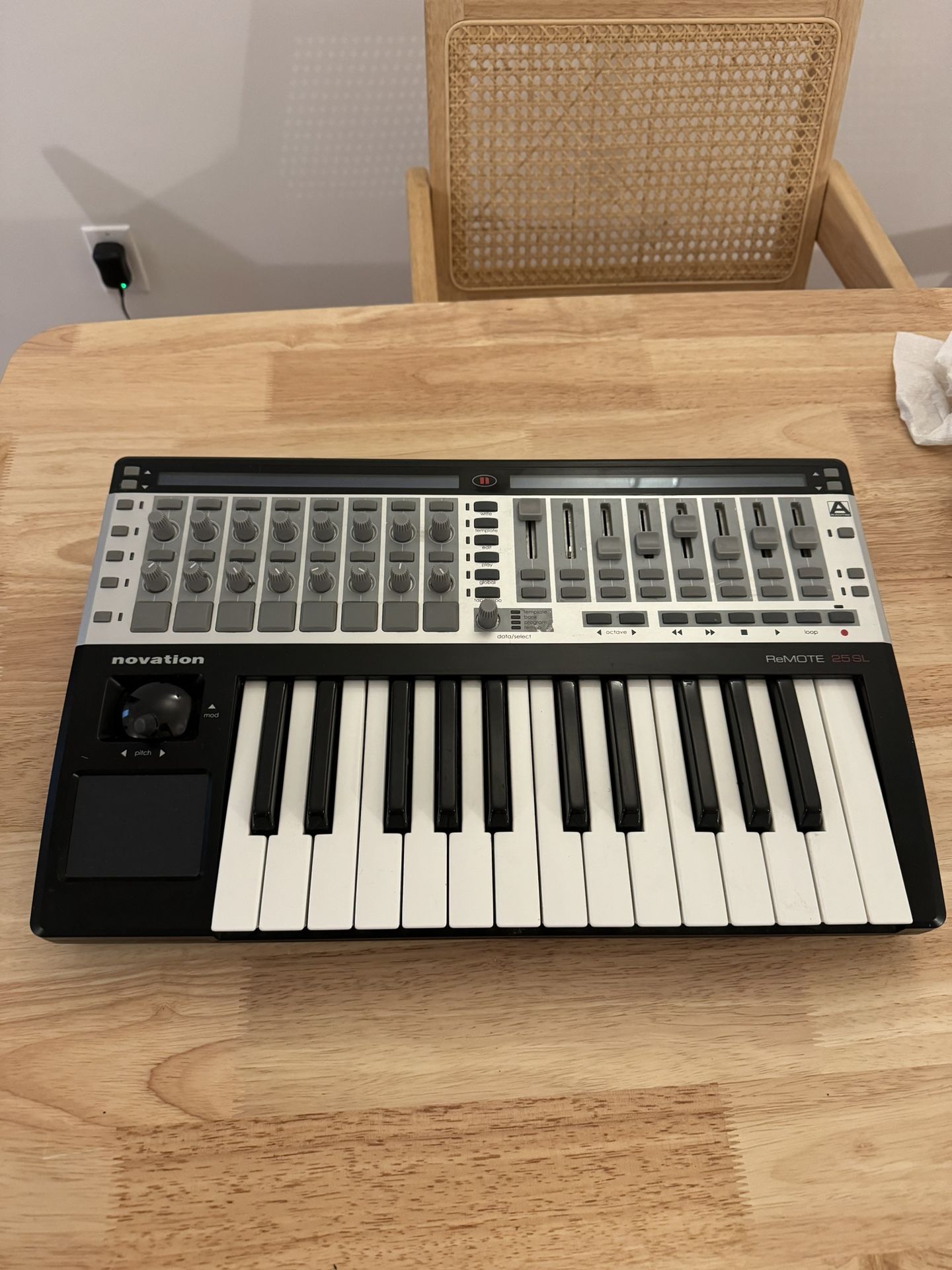 Novation ReMote 25 SL MK1 Midi Keyboard Controller