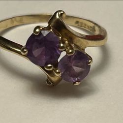 Stunning 10K yellow gold genuine amethyst ring size 5.5