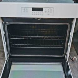 OVEN RANGE 240V BUILT IN OVEN  EXCELLENT CONDITION 