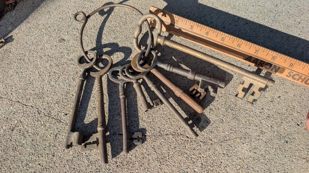 Antique Skeleton Key Ring Of 8 Keys Brass Vintage Keyring 8"