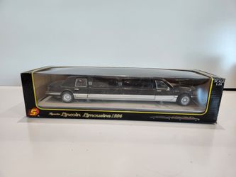 Vintage 1996 Superior Lincoln Town Car Limousine 1:24 Diecast Model Car Display