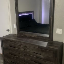 Dresser With Mirror