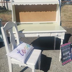 Girls Desk With Hutch