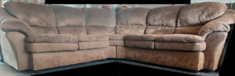 SECTIONAL COUCH 