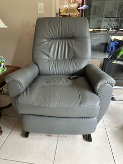 Petite lift recliner