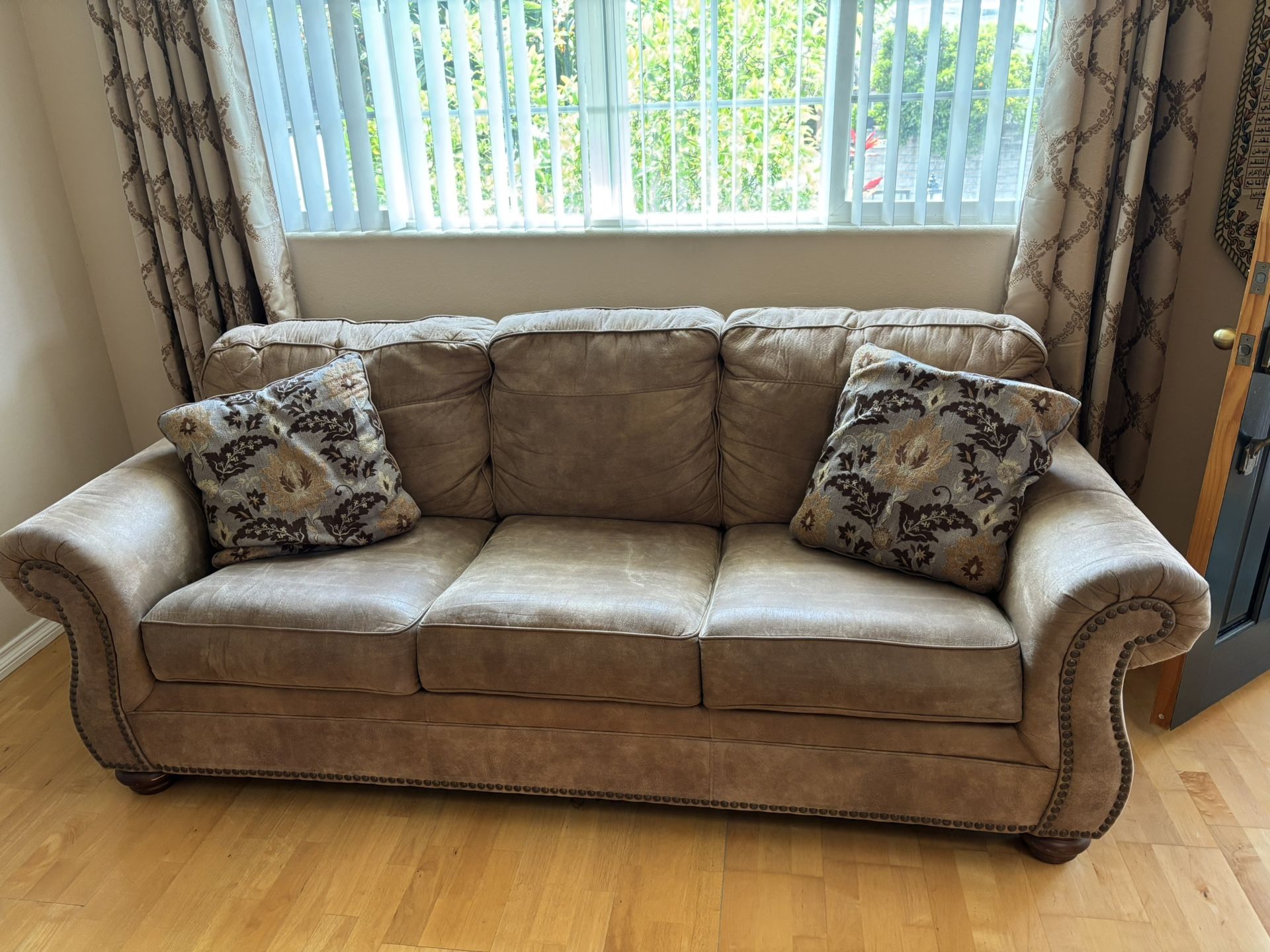Sofas And Recliner Chairs