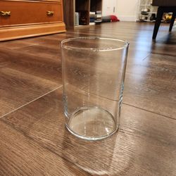 clear glass cylinder vase, floral arrangements, floating candles, centerpieces, 7"tall by 5" in diameter, good condition