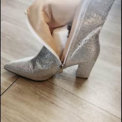 Brand New Silver Glitter Ankle Boots – Size [8-10] 