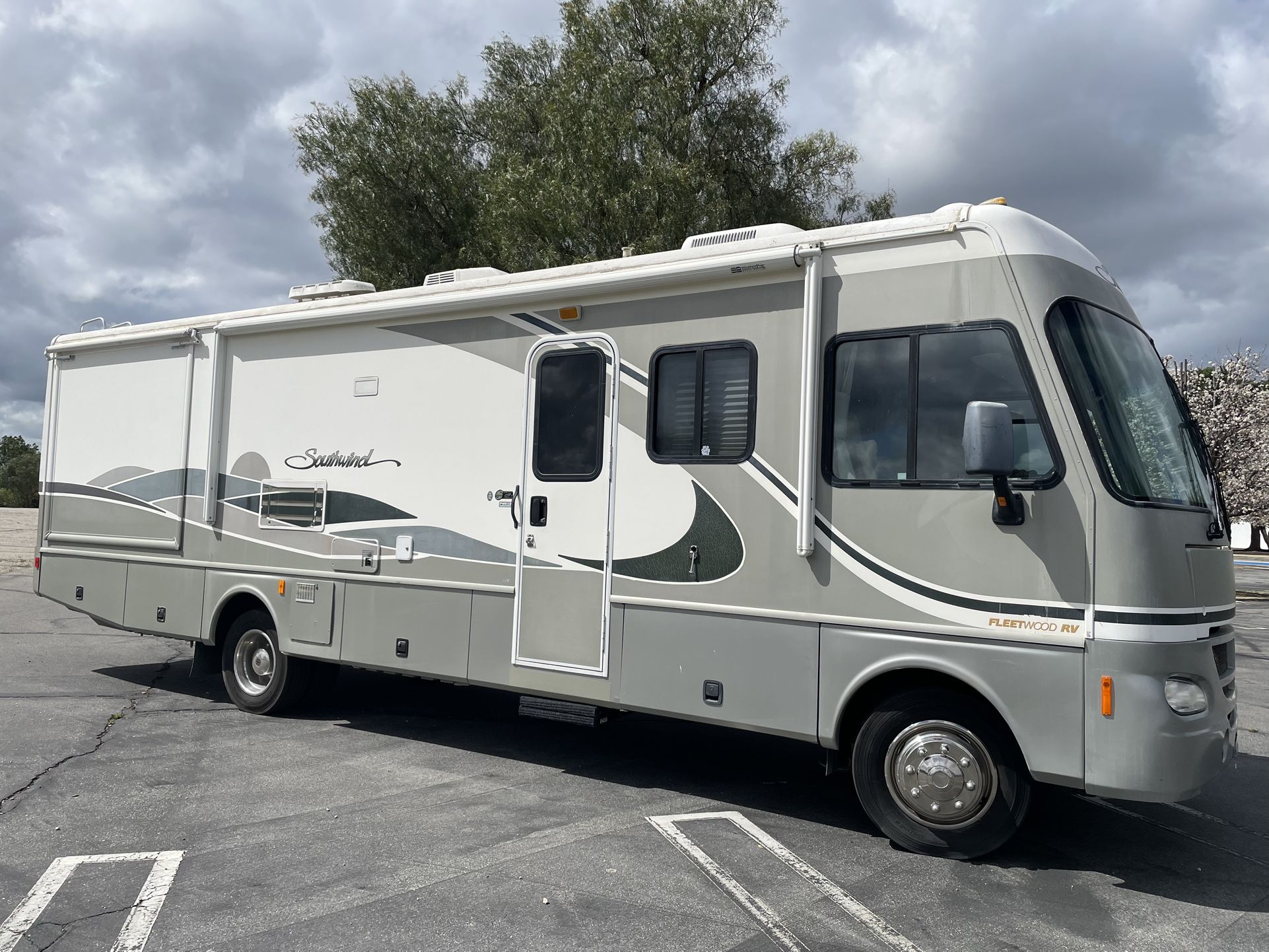 Fleetwood southwind 2004 32V