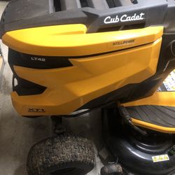 LIKE NEW CUBCADET RIDING LAWNMOWER 