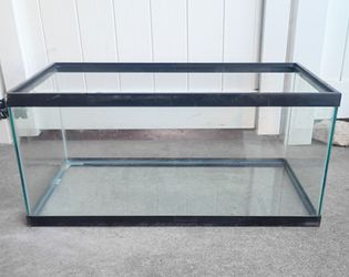 Reptile Tank with Lid 48 Gallons 36" W X 19" D X 17" T Small Tear in Mesh lid