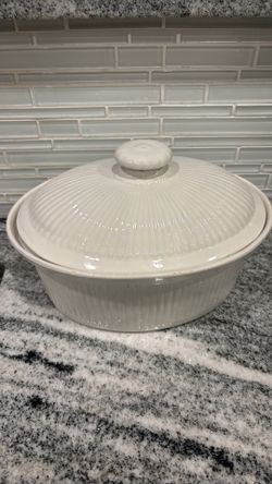 White casserole dish with lid 10.5x8x4”