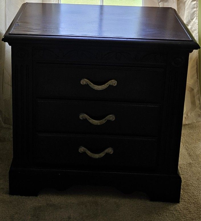 Refurbisher’s Dream: King-size bed with 2 matching nightstands