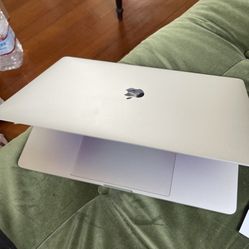 2019 15” APPLE MACBOOK PRO 500 GB/16GB i7 AND APPLE  Sleeve In Camel Boxes Included $1,000