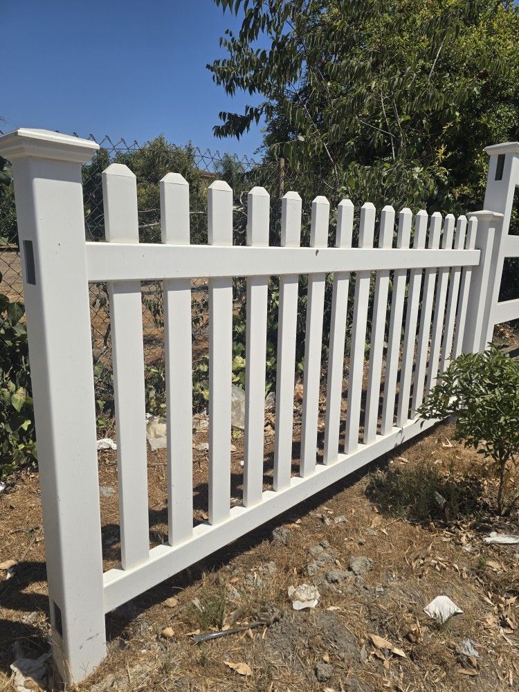 Picket Vinyl Fence