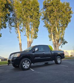 WORK TRUCK ,WORK TRUCK 
2009 Nissan titan
Runs very good
Automatic 
Motor V8
scratches here and there ,but is a WORK TRUCK 
Current tags
smog done
CLE