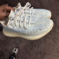 Yeezy 350 V2