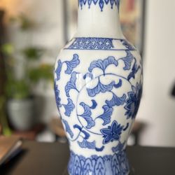 Vintage Chinoiserie blue and white Lamp