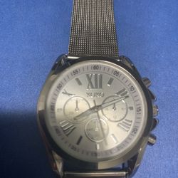the wristwatch works well in good condition new batteries