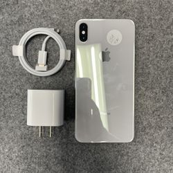 Iphone Xs 64 Gb | Unlocked | Comes with Store warranty | Free charger and Cable 