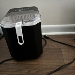 Bullet ice maker