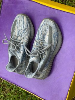 7.5 Adidas Yeezy Boost 350 V2 sneakers in the "MX Dark Salt" colorway featuring a marbled Primeknit
