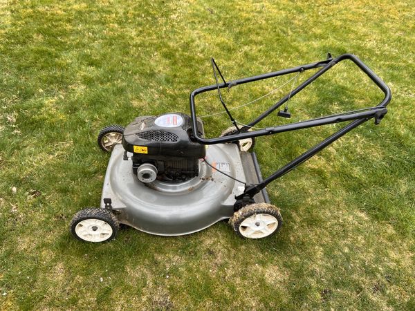 Craftsman Briggs and Stratton 550 series Lawn Mower for Sale in Edmonds