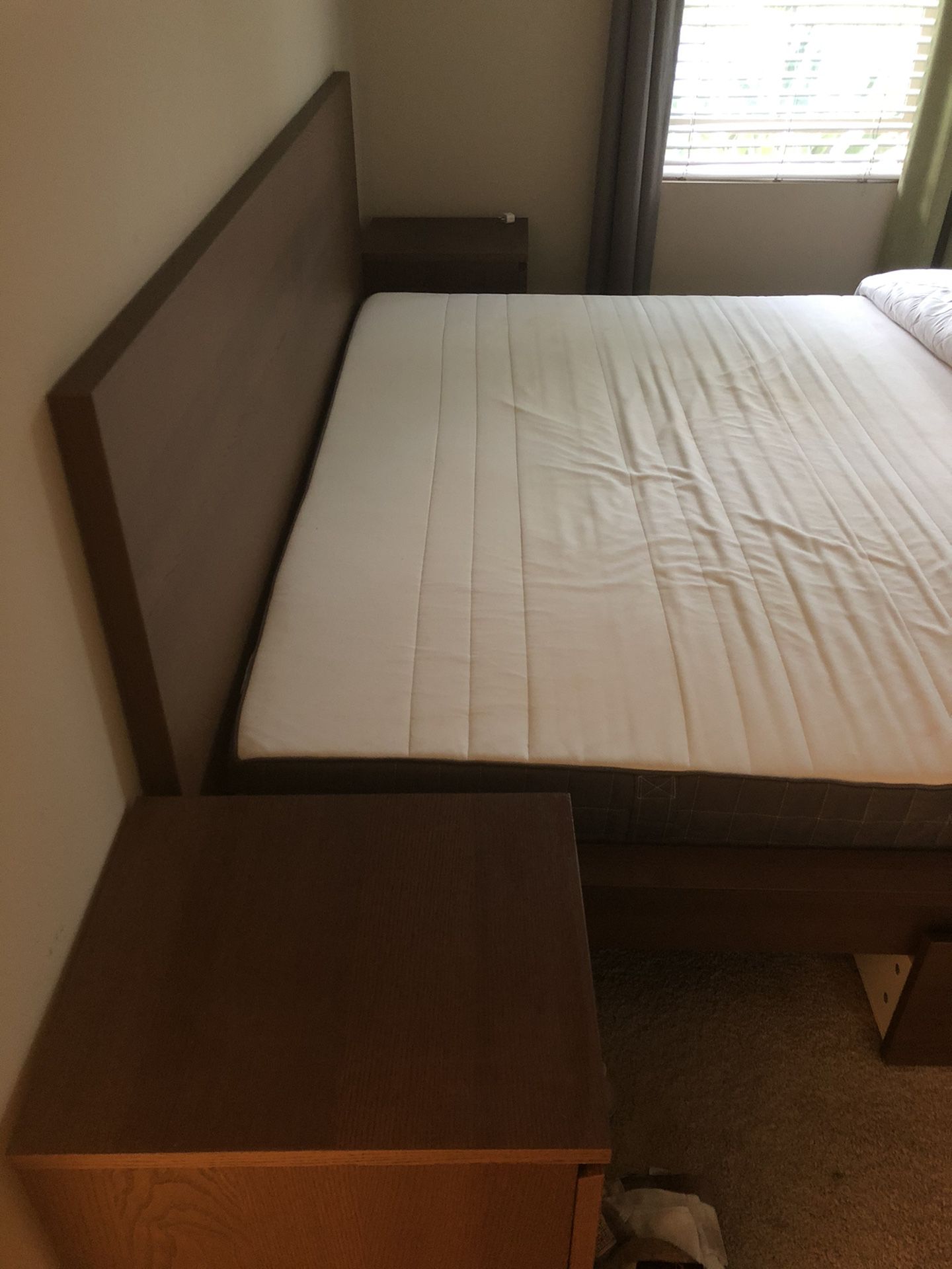 California king size bed with 2sids table and 2 sids drawer and mattress