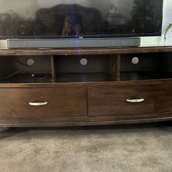 TV STAND/ENTERTAINMENT CENTER