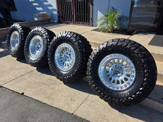 17" KMC w/ 35" Toyo MT Open Country
