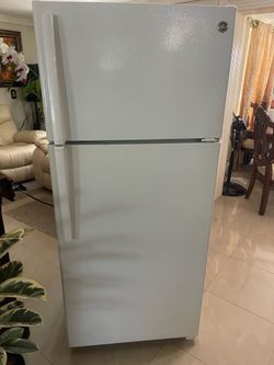 GE White Top Freezer Refrigerator
