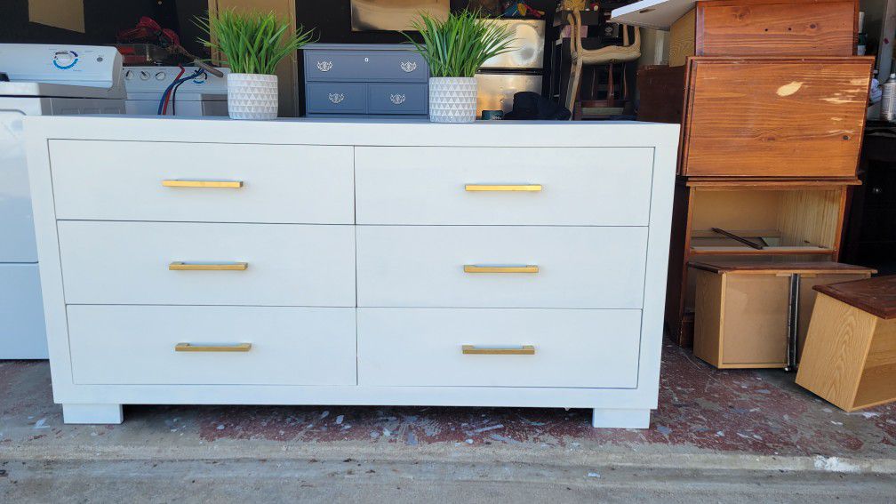MODERN WHITE 6 DRAWERS DRESSER GOLD KNOBS.64X18X33 ROLLING DRAWERS LIKE NEW!!