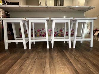 4 White Barstools 24in